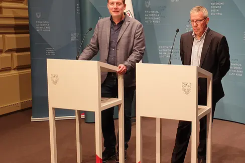 Zwei für die Abteilung Grundbuch und Kataster – im Bild rechts Direktor Alfred Vedovelli in einer Aufnahme vor der Corona-Pandemie – wichtige Vereinbarungen hat die Landesregierung auf Vorschlag von LR Bessone (l.) genehmigt. (Foto: LPA/Fabio Brucculeri)