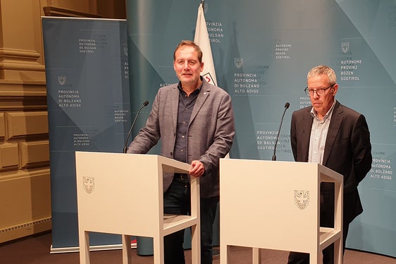 Su proposta dell'assessore Massimo Bessone (a sx), con la sigla di convenzioni sarà resa più agile l'attività della della Ripartizione Libro Fondiario, Catasto fondiario e urbano. Il direttore Alfred Vedovelli qui nella foto, scattata prima della pandemia. (Foto: ASP/Fabio Brucculeri)