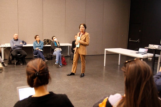 La direttrice della Ripartizione pedagogia della Direzione istruzione e formazione in lingua tedesca, Gertrud Verdorfer, ha sottolineato l'importanza dell'educazione culturale (Foto: ASP/Verena Hilber)