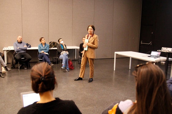 La direttrice della Ripartizione pedagogia della Direzione istruzione e formazione in lingua tedesca, Gertrud Verdorfer, ha sottolineato l'importanza dell'educazione culturale (Foto: ASP/Verena Hilber)