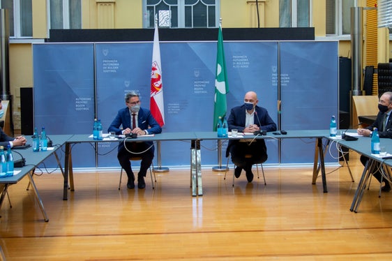 Presentanti gli obiettivi per la valorizzazione del Passo dello Stelvio. (da sx a dx) Notaio Walter Crepaz, l'assessore alla mobilità Daniel Alfreider, il presidente Kompatscher, l'assessore lombardo Sertori, il presidente dell'ERSAF Fede Pallone, e il vicepresidente della Provincia Vettorato (Foto: LPA/Fabio Brucculeri)