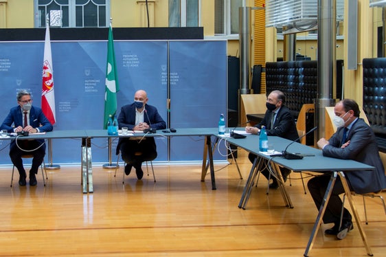 Stellten die Ziele einer nachhaltigen Aufwertung der Passhöhe vor: (v.l.) Notar Walter Crepaz, LH-Stellvertreter Daniel Alfreider, LH Kompatscher, Assessor Sertori, ERSAF-Präsident Fede Pallone, LH-Stellvertreter Vettorato (Foto: LPA/Fabio Brucculeri)