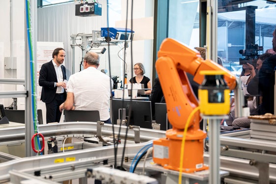La conferenza stampa di metá mandato #primotempo dell’assessore provinciale Philipp Achammer si è tenuta presso la Smart Mini Factory della Facoltà di Ingegneria della Libera Università di Bolzano. L’assessore Achammer ha definito la Facoltà di Ingegneria un risultato straordinario, con un grande potenziale per il futuro e per l’intero quartiere del NOI Techpark. (Foto: USP/Fabio Brucculeri)