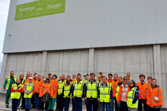 Erfahrungsaustausch über die Bewirtschaftung von organischen Abfällen: die CORE-Projektpartner vor dem Trockenvergärungs- und Kompostwerk Reterra in Trappenfelde (Brandenburg, Deutschland). (Foto: LPA/Landesagentur für Umwelt und Klimaschutz)
