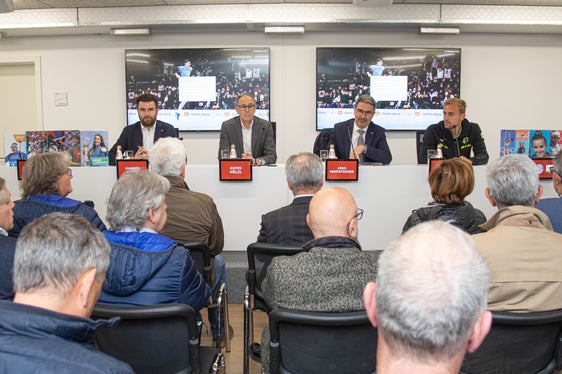 Vorstellung des Sportjahrbuches 2022 heute im FCS-Trainingslager in Rungg: (v.l.) Hannes Kröss, Amtsdirektor Armin Hölzl, Landeshauptmann Kompatscher und Fabian Tait (Foto: FCS/Bordoni)