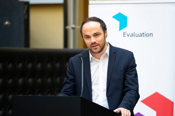 Landesrat Philipp Achammer unterstrich bei der heutigen Vorstellung, dass vieles was Schule und Bildung ausmacht, nicht in den Daten der Lernstandserhebung zum Ausdruck kommt, vieles was gerade in einer Zeit der Überdigitalisierung besonders wichtig ist wie Sozial- und Beziehungskompetenz oder Resilienz. (Foto: LPA/Fabio Brucculeri)