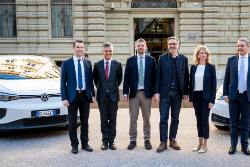 Vorstellung des Förderpakets zur E-Mobilität in Südtirol (v.l.n.r.): Mobilitätsressortchef Martin Vallazza, Landtagsabgeordneter Harald Stauder, Mobilitätslandesrat Daniel Alfreider, Landeshauptmann Arno Kompatscher, Green Mobility-Projektleiterin Verena Schnitzer und Alperia-Generaldirektor Luis Amort (Foto: LPA/Fabio Brucculeri)