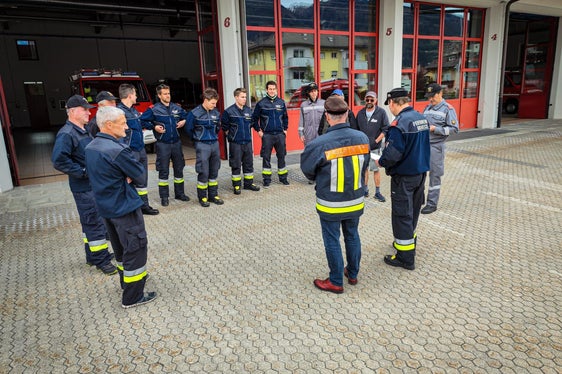 Mitglieder der Freiwilligen Feuerwehren des Bezirkes Unterpustertal vor der Abfahrt vor der Feuerwehrhalle in Bruneck (Foto: LPA/Landesfeuerwehrverband)