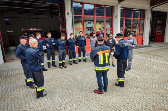Mitglieder der Freiwilligen Feuerwehren des Bezirkes Unterpustertal vor der Abfahrt vor der Feuerwehrhalle in Bruneck (Foto: LPA/Landesfeuerwehrverband)