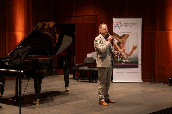 Peter Hofmayer direttore del Musik der Jugend al concerto d'apertura del concorso Prima la musica (Foto: ASP/Daniel von Johnston)