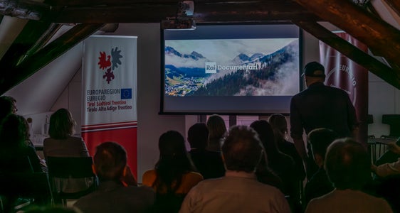 Il 1° novembre sarà trasmesso in tutta Italia il documentario Rai “Superare i confini”, presentato in anteprima il 24 ottobre ai Giovedì culturali dell'Euregio alla Casa della Pesa di Bolzano. (Foto: USP/Daniel von Johnston)
