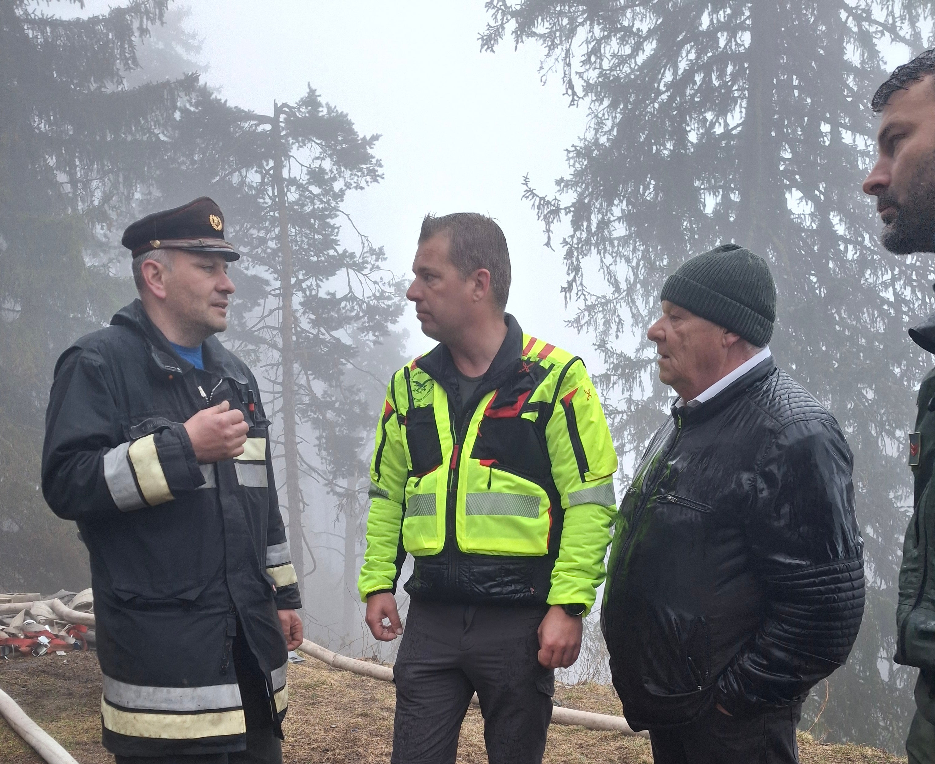 Tra il 10 e il 24 aprile, 145 ettari di bosco sono andati in fumo nel territorio dei Comuni di Prato allo Stelvio e Stelvio; nella foto (da sinistra) il comandante dei vigili del fuoco volontari di Stelvio Thomas Reinstadler, Andreas Platter dell'Ispettorato forestale di Silandro, il sindaco di Stelvio Franz Heinisch e Pino Manuel Gluderer, guardia forestale della stazione forestale di Prato (foto: USP/Stazione forestale di Prato/Barbara Folie)