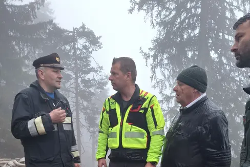 145 Hektar Wald sind zwischen dem 10. und 24. April auf dem Gebiet der Gemeinden Prad am Stilfser Joch und Stilfs verbrannt; im Bild (von links) der Kommandant der Freiwilligen Feuerwehr Stilfs Thomas Reinstadler, Andreas Platter vom Forstinspektorat Schlanders, der Bürgermeister der Gemeinde Stilfs Franz Heinisch und Pino Manuel Gluderer, Förster der Forststation Prad (Foto: LPA/Forststation Prad/Barbara Folie)