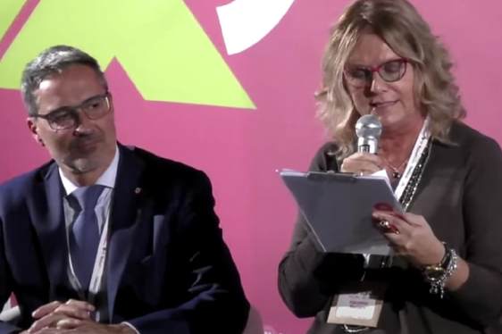 Il presidente della Provincia Arno Kompatscher sul palco del VisionMeeting Prepararsi ai mestieri del futuro” con la direttrice di Valore D Barbara Falcomer (Foto: USP)