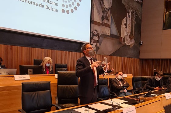 Oggi pomeriggio il presidente Kompatscher ha tenuto in Consiglio provinciale la relazione al bilancio 2022. (Foto: Consiglio provinciale/Martin Werth)