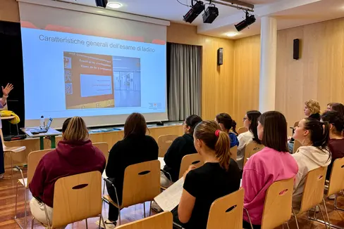 Nei giorni scorsi 52 studenti e studentesse delle scuole secondarie di secondo grado (superiori) delle valli ladine hanno partecipato a una simulazione dell’esame di certificazione linguistica (Foto: ASP/Claudia Rubatscher)