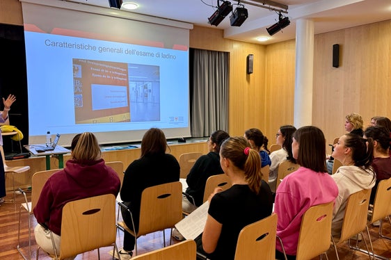 L’Intendënza scolastica ladina, en colaboraziun cun l’Ufize provinzial por i ejams de bi- y trilinguism, organisé na proa simulada dl ejam de ladin. (Foto: USP/Claudia Rubatscher)