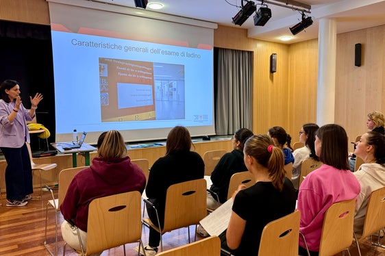 Die Ladinische Bildungs- und Kulturdirektion und die Dienststelle für die Zwei- und Dreisprachigkeitsprüfungen haben für Schülerinnen und Schüler der ladinischen Oberschulen am 11. April im Oberschulzentrum im Gadertal und am 16. April an den Oberschulen in Gröden eine Simulation der Ladinischprüfung organisiert. (Foto: LPA/Claudia Rubatscher)