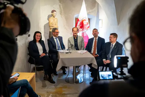 Landesrätin Ulli Mair (von links), Landeshauptmann Arno Kompatscher, Bürgermeister Felix Nagler (Wengen), Landesrat Daniel Alfreider und Bürgermeister Tobias Nocker (Wolkenstein) gaben im Anschluss an die Sitzung auf einer Pressekonferenz einen Überblick über die wichtigsten Themen des Vormittags. (Foto: LPA/Fabio Brucculeri)