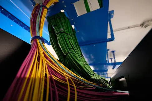 Un'enorme quantità di dati - 11,2 petabyte - fluirà attraverso i cavi nel nuovo Data Center Unico provinciale. Un progetto da predisporre nel modo migliore perché la sicurezza è un aspetto fondamentale. Oggi (1° agosto), la Giunta provinciale ha tracciato la strada da seguire (Foto: ASP/Oliver Oppitz)