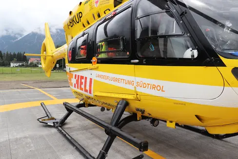 Dopo la sua permanenza temporanea presso l'Aeroporto militare di Dobbiaco, l'elicottero di soccorso Pelikan 2 inizierà il suo volo di ritorno a Bressanone (Foto: ASP/Gianluca Crocco)