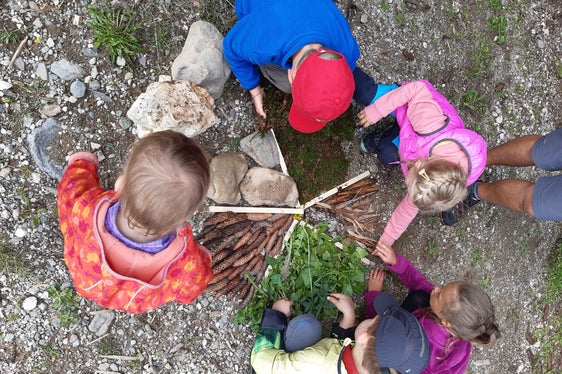 Bei den Familienwanderungen haben Groß und Klein die Möglichkeit, mit den geschulten Guides der Naturparkhäuser die Geheimnisse der sieben Südtiroler Naturparks zu entdecken. (Foto: Andrea Leitner)