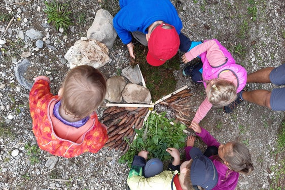 Bei den Familienwanderungen haben Groß und Klein die Möglichkeit, mit den geschulten Guides der Naturparkhäuser die Geheimnisse der sieben Südtiroler Naturparks zu entdecken. (Foto: Andrea Leitner)