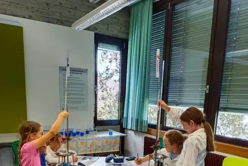 Die Ausdehnung von Flüssigkeiten untersuchen hier die Schülerinnen Amelie Pardeller, Greta Robatscher, Viktoria Putzer, Alina Meraner. (Foto: LPA/Margit Demetz)
