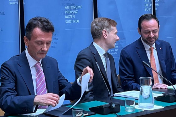 Il sovrintendente scolastico Vincenzo Gullotta (a sinistra) al tavolo con il rettore dell'Académie de Reims Vincent Stanek e l'assessore all'Istruzione italiana Marco Galateo (Foto: USP/Claudio Degasperi)