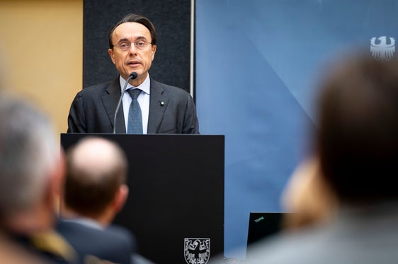 Il questore Giuseppe Ferrari ha interpretato i risultati dello studio come parzialmente positivi, poiché il lavoro della Polizia di Stato è stato riconosciuto, ma ha anche sottolineato alcuni aspetti critici che devono essere migliorati, come la frequente rinuncia a sporgere denuncia in caso di reati. (Foto: USP/Fabio Brucculeri)