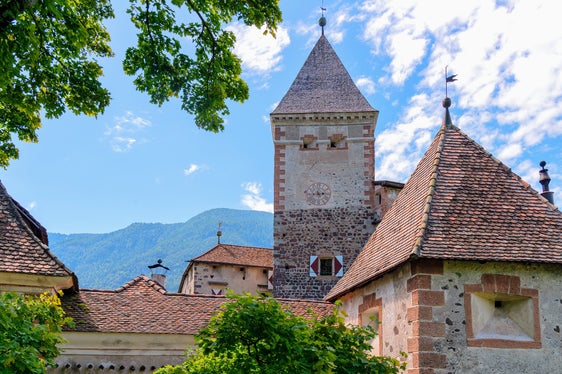 La legge provinciale sui beni culturali disciplina la tutela, la conservazione e la manutenzione dei beni culturali della Provincia: (nella foto Castel Trostburg sopra Ponte Gardena) (Foto: ASP/Peter Daldos)