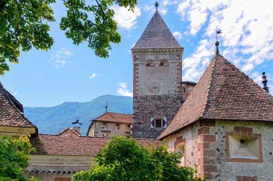 La legge provinciale sui beni culturali disciplina la tutela, la conservazione e la manutenzione dei beni culturali della Provincia: (nella foto Castel Trostburg sopra Ponte Gardena) (Foto: ASP/Peter Daldos)