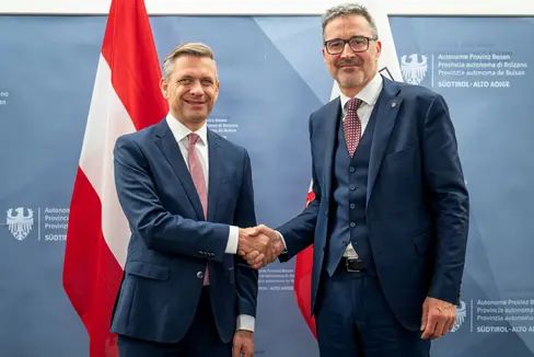 Bundesminister Wolfgang Hattmansdorfer hat sich am 9. Februar mit Landeshauptmann Arno Kompatscher in Bozen getroffen. Im Mittelpunkt des Gesprächs standen die Themen Wirtschaft, Fachkräfte und grenzüberschreitende Zusammenarbeit. (Foto: LPA/Fabio Brucculeri)