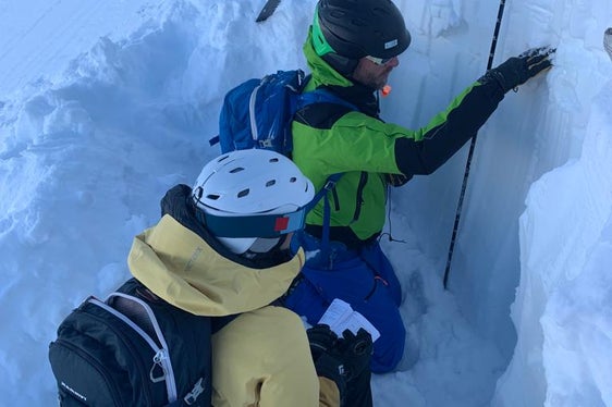 Mitarbeitende des Lawinenwarndienstes bei der Untersuchung der Schneedecke am Mittwoch in Schnals. (Foto: LPA/Landesamt für Meteorologie und Lawinenwarnung)