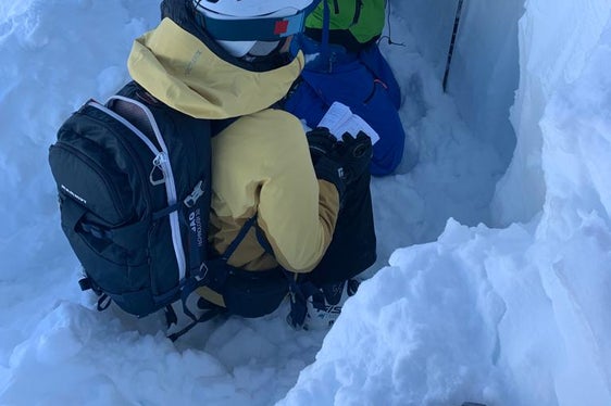Mitarbeitende des Lawinenwarndienstes bei der Untersuchung der Schneedecke am Mittwoch in Schnals. (Foto: LPA/Landesamt für Meteorologie und Lawinenwarnung)
