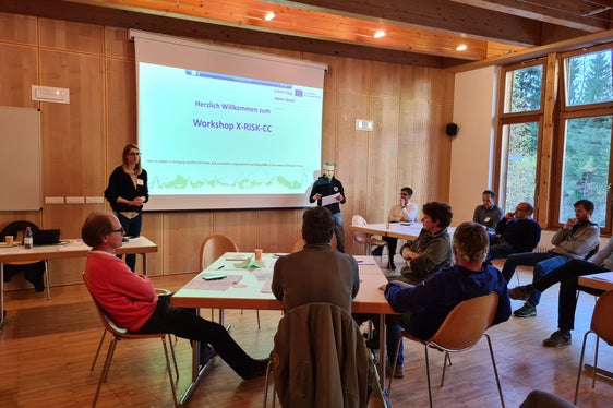 Die Agentur für Bevölkerungsschutz hat in Zusammenarbeit mit Eurac Research sogenannte Climate Storylines für das Gebiet Deutschnofen, Welschnofen und Aldein entwickelt, das besonders stark vom Extremwetterereignis Vaia 2018 betroffen war; im Bild stehend links Projektleiterin Rebecca Chizzola, rechts Landeswarnzentrum-Direktor Willigis Gallmetzer beim Workshop im Zivilschutzzentrum Welschnofen. (Foto: LPA/Agentur für Bevölkerungsschutz)