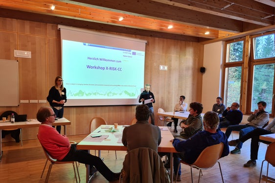 Die Agentur für Bevölkerungsschutz hat in Zusammenarbeit mit Eurac Research sogenannte Climate Storylines für das Gebiet Deutschnofen, Welschnofen und Aldein entwickelt, das besonders stark vom Extremwetterereignis Vaia 2018 betroffen war; im Bild stehend links Projektleiterin Rebecca Chizzola, rechts Landeswarnzentrum-Direktor Willigis Gallmetzer beim Workshop im Zivilschutzzentrum Welschnofen. (Foto: LPA/Agentur für Bevölkerungsschutz)