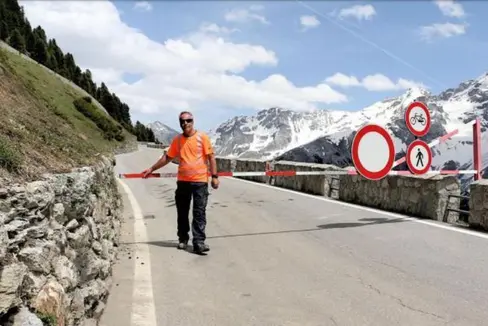 Oft unter- und zu wenig wertgeschätzt: Dem Beruf der Straßenwärter gilt die Kampagne #Respect. (Foto: LPA/Straßendienst)