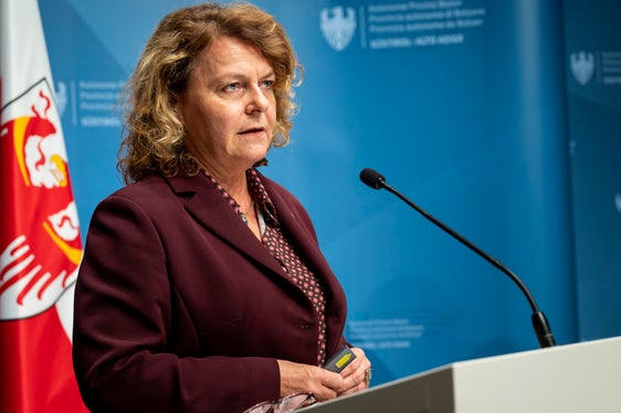 Auf Vorschlag von Familienlandesrätin Rosmarie Pamer hat sich die Landesregierung mit den Änderungen der Landesleistungen für Familien befasst. „Wir setzen ein klares Signal: Familien in Südtirol sollen spürbar gestärkt werden. Unser Ziel ist es, die Kaufkraft zu sichern und die Unterstützung gerechter zu gestalten. (Foto: LPA/Fabio Brucculeri)