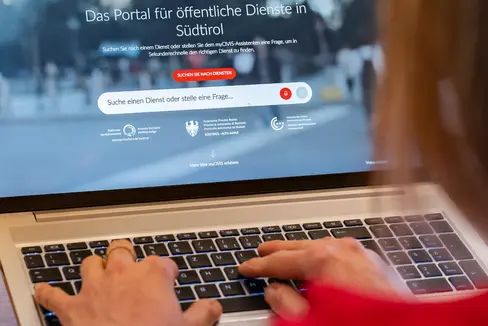 Il nuovo portale web della Rete civica dell'Alto Adige myCIVIS sarà online dal 24 febbraio, integrato con l'intelligenza artificiale per essere più proattivo, veloce e mirato a rispondere alle domande della cittadinanza. (Foto: USP/Greta Stuefer)
