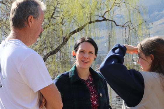La vicesindaca di Merano, Katharina Zeller, con l'insegnante di biologia Thomas Spitaler (Foto: ASP/Maja Clara)