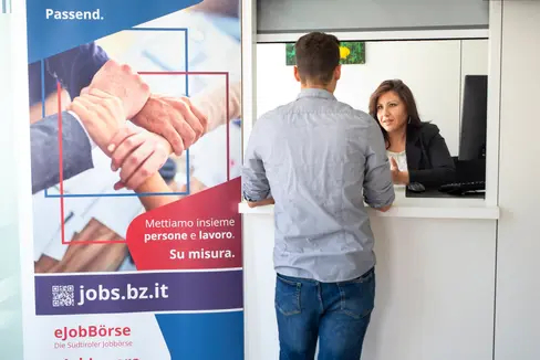 I centri di mediazione lavoro altoatesini hanno condotto numerosi colloqui di profilazione con i disoccupati nell'ambito del programma GOL. L'esperienza acquisita darà un contributo fondamentale alla definizione della strategia successiva. (Foto: USP/CML)