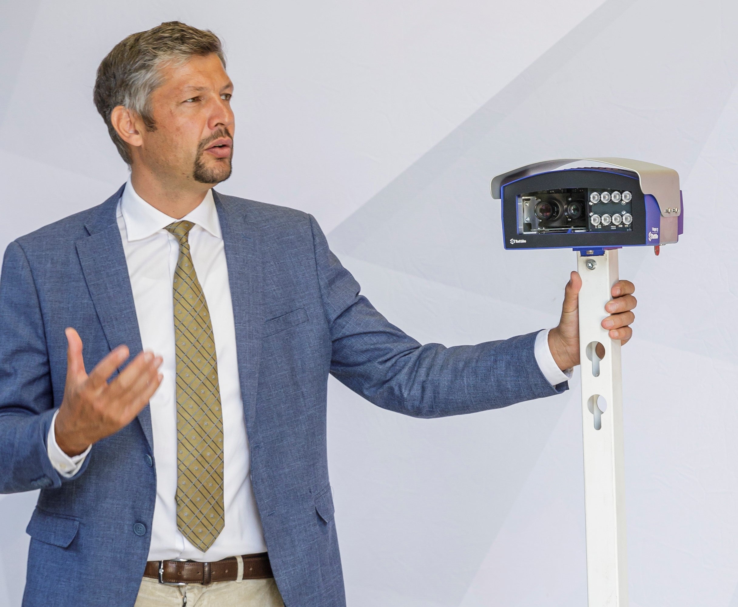 L'assessore provinciale alla Mobilità Daniel Alfreider mostra una delle 124 telecamere installate dal Servizio strade della Provincia sulle strade statali e provinciali per l'analisi dei flussi di traffico (Foto: ASP)