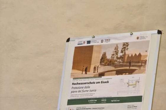 I tecnici dei Bacini montani hanno illustrato le modifiche al progetto: via Innsbruck resta percorribile e i lavori in alveo saranno concentrati in due stagioni. (Foto: USP/Ufficio Sistemazione bacini montani nord dell’Agenzia per la Protezione civile/Philipp Walder)