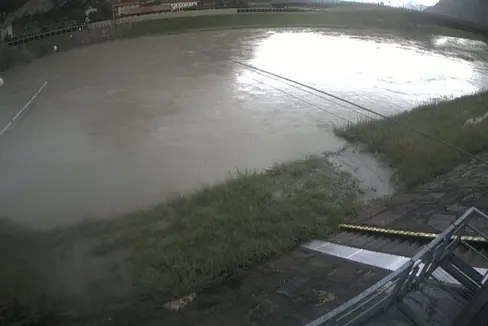 Il livello di tutti i corsi d'acquae in Alto Adige è in calo; la foto mostra il livello dell'Adige a Salorno nel corso della mattina odierna. (Foto: ASP/Ufficio idrologia e dighe)