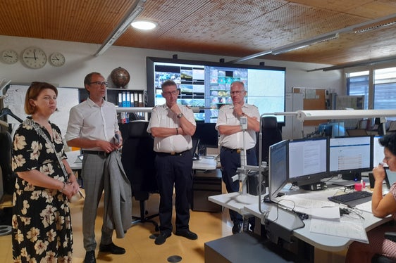 Über Bevölkerungsschutzinformationssystem informiert (von links): Oberösterreichische Feuerwehr- und Katastrophenschutzlandesrätin Michaela Langer-Weninger, Direktor der Agentur für Bevölkerungsschutz Klaus Unterweger, oberösterreichischer Landesfeuerwehrkommandant und Präsident des Österreichischen Bundesfeuerwehrverbandes Robert Mayer, stellvertretender oberösterreichischer Landesfeuerwehrkommandant Michael Hutterer (Foto: LPA/Maja Clara)