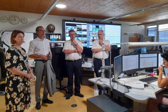 Über Bevölkerungsschutzinformationssystem informiert (von links): Oberösterreichische Feuerwehr- und Katastrophenschutzlandesrätin Michaela Langer-Weninger, Direktor der Agentur für Bevölkerungsschutz Klaus Unterweger, oberösterreichischer Landesfeuerwehrkommandant und Präsident des Österreichischen Bundesfeuerwehrverbandes Robert Mayer, stellvertretender oberösterreichischer Landesfeuerwehrkommandant Michael Hutterer (Foto: LPA/Maja Clara)