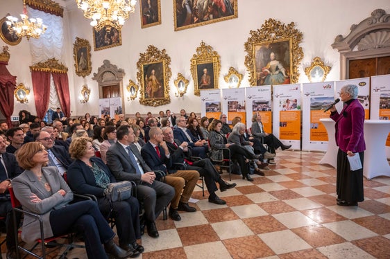 Insgesamt 119 Südtiroler Arbeitgeber haben das audit familieundberuf absolviert. 30 von ihnen haben am 20. November im Ehrensaal des Merkantilmuseums in Bozen dafür ein Zertifikat erhalten. (Foto: Handelskammer Bozen/Othmar Seehauser)