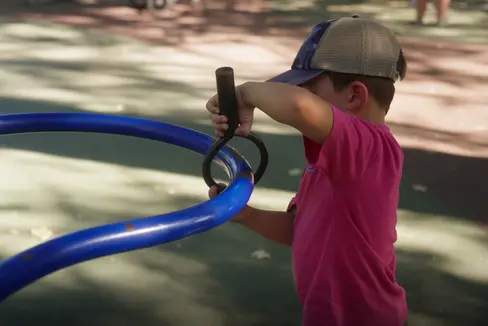 Il gioco senza barriere, per bambini e bambine con e senza disabilità, è possibile nei parchi giochi accessibili dotati di attrezzature diverse. La Provincia autonoma di Bolzano sostiene i Comuni in questo importante percorso pro inclusione. (Foto: USP)
