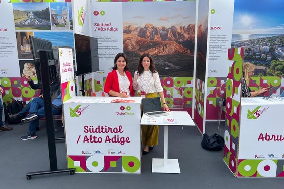 Renate Mayr (a sinistra) e Martina Leitner dell'Ufficio comunicazione e relazioni con il pubblico allo stand della Provincia autonoma di Bolzano, nel Villaggio delle Regioni (Foto: USP)